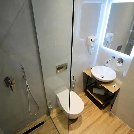 F&j Hotel *